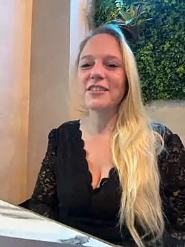 Snapshot of MoniqueLaFee chatting on January 9, 8:55 am MoniqueLaFee online show from January 9, 8:55 am