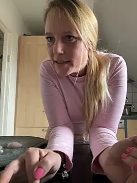 Snapshot of MoniqueLaFee chatting on January 29, 12:13 pm MoniqueLaFee online show from January 29, 12:13 pm