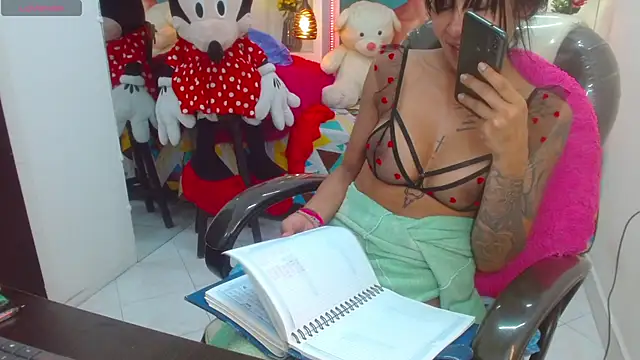 lorenapinto online show from March 12, 12:10 am