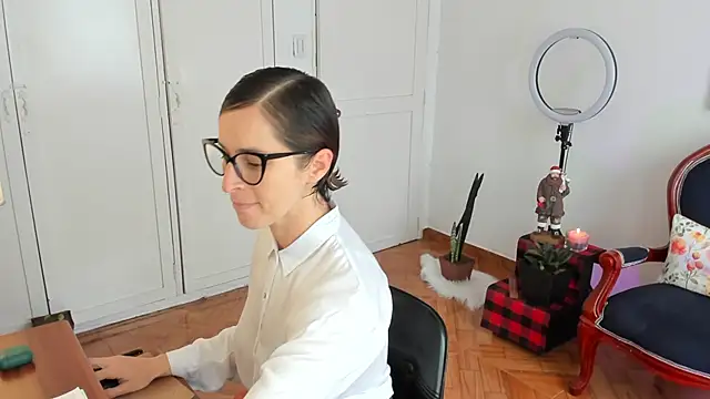 Snapshot of cuddlingbunny chatting on November 30, 2:43 pm cuddlingbunny online show from November 30, 2:43 pm