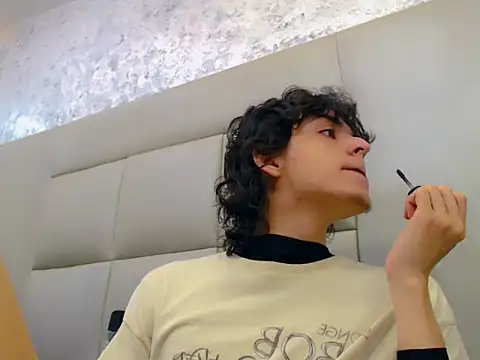 Snapshot of Sr_BonnyEthan chatting on February 6, 1:47 pm Sr BonnyEthan online show from February 6, 1:47 pm