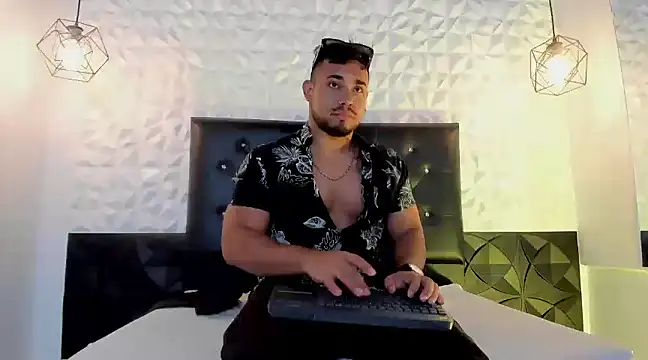 Snapshot of BrianMalonee chatting on February 7, 1:43 pm BrianMalonee online show from February 7, 1:43 pm