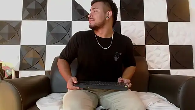 Snapshot of BrianMalonee chatting on February 8, 1:44 pm BrianMalonee online show from February 8, 1:44 pm