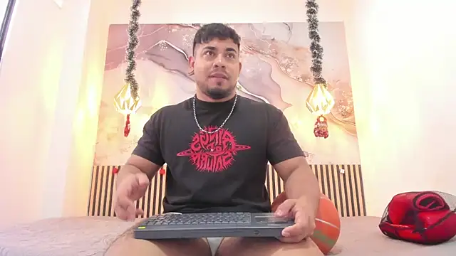 Snapshot of BrianMalonee chatting on December 20, 12:45 pm BrianMalonee online show from December 20, 12:45 pm