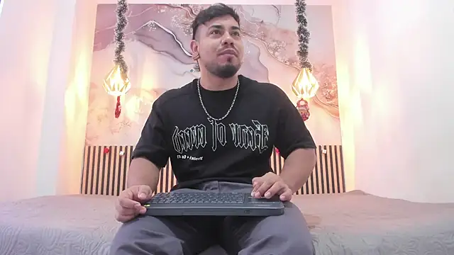 Snapshot of BrianMalonee chatting on December 22, 12:02 pm BrianMalonee online show from December 22, 12:02 pm