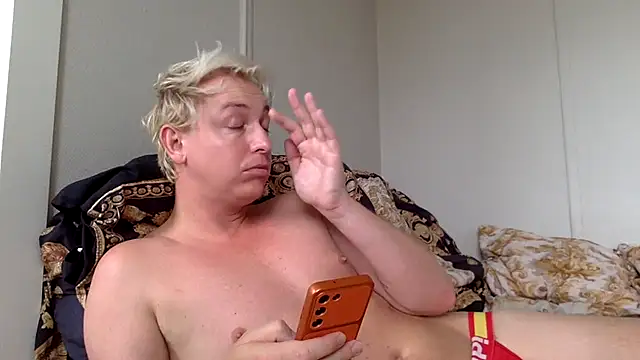 Snapshot of NorthTwink chatting on August 7, 2:08 pm NorthTwink online show from August 7, 2:08 pm