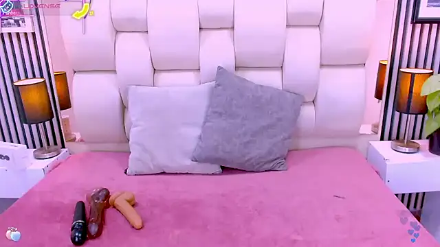 Snapshot of sarah_cream chatting on December 14, 5:57 am sarah cream online show from December 14, 5:57 am