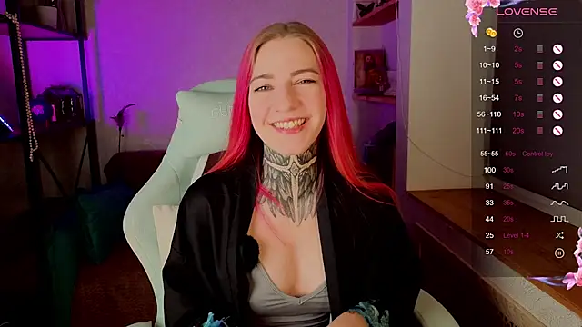 Snapshot of Roxy_____ chatting on November 25, 6:13 am Roxy online show from November 25, 6:13 am