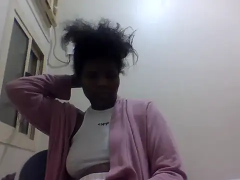 queenzuena online show from May 5, 9:12 pm