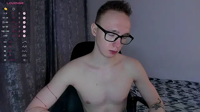 Snapshot of Alex_silents chatting on March 8, 4:06 pm Alex silents online show from March 8, 4:06 pm