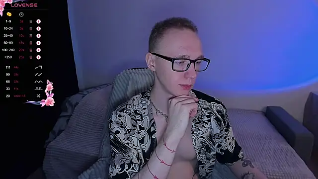 Snapshot of Alex_silents chatting on October 15, 12:38 pm Alex silents online show from October 15, 12:38 pm
