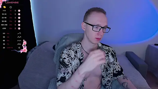 Snapshot of Alex_silents chatting on October 20, 7:42 am Alex silents online show from October 20, 7:42 am