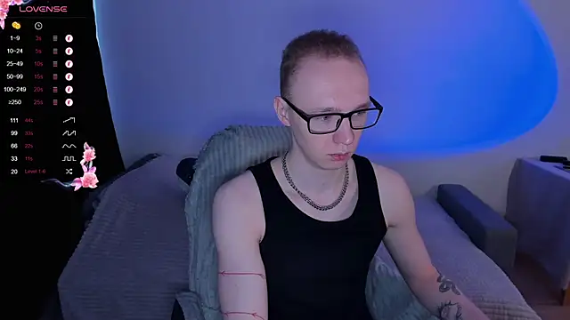 Snapshot of Alex_silents chatting on October 21, 9:32 am Alex silents online show from October 21, 9:32 am