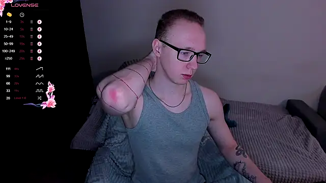 Snapshot of Alex_silents chatting on October 29, 12:40 pm Alex silents online show from October 29, 12:40 pm