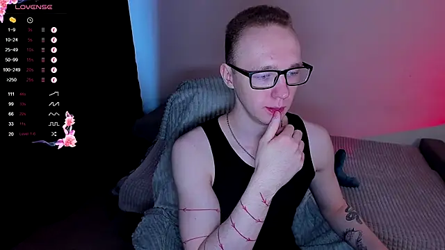 Snapshot of Alex_silents chatting on October 30, 10:27 am Alex silents online show from October 30, 10:27 am