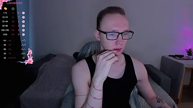 Snapshot of Alex_silents chatting on November 7, 11:10 am Alex silents online show from November 7, 11:10 am