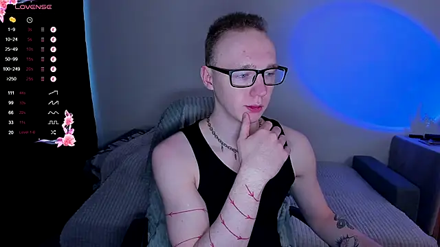 Snapshot of Alex_silents chatting on November 20, 4:23 am Alex silents online show from November 20, 4:23 am