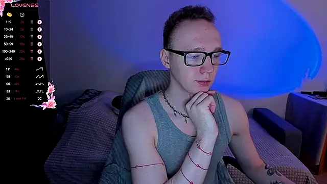 Snapshot of Alex_silents chatting on November 29, 12:52 pm Alex silents online show from November 29, 12:52 pm