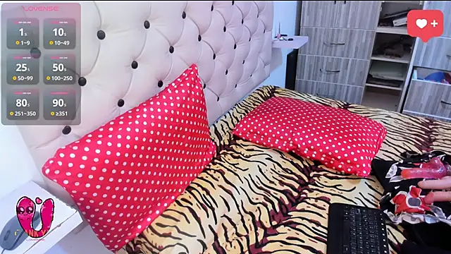 Snapshot of Krystal_Cruz chatting on January 4, 12:16 pm Krystal Cruz online show from January 4, 12:16 pm