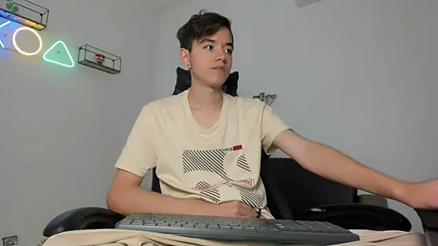 Snapshot of bunny_maxi chatting on November 17, 12:22 pm bunny maxi online show from November 17, 12:22 pm