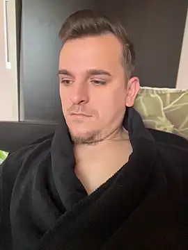 Snapshot of Huge_cock22cm chatting on April 28, 5:23 am Huge cock22cm online show from April 28, 5:23 am