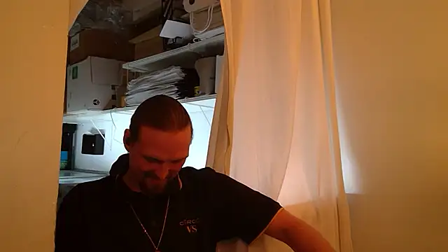 Snapshot of VitaminmanFL chatting on November 24, 1:27 am VitaminmanFL online show from November 24, 1:27 am