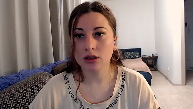 Snapshot of Helen_Adams_ chatting on June 18, 6:02 am Helen Adams online show from June 18, 6:02 am