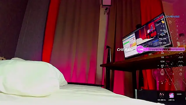 HunnyWifey online show from December 18, 8:37 pm