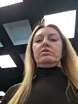 Miss    Mia  online show from December 15, 10:30 am