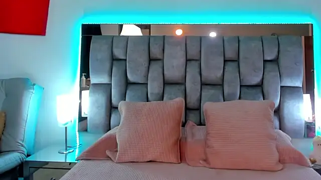 Snapshot of Abbye_blue01 chatting on December 7, 12:19 am Abbye blue01 online show from December 7, 12:19 am