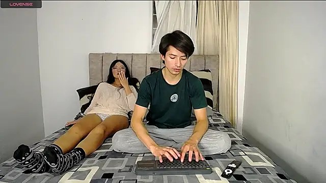 Snapshot of Pinkandyellowpokemon chatting on December 12, 4:04 am Pinkandyellowpokemon online show from December 12, 4:04 am