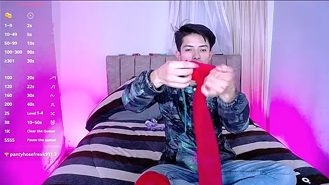 Snapshot of Pinkandyellowpokemon chatting on February 2, 4:48 am Pinkandyellowpokemon online show from February 2, 4:48 am