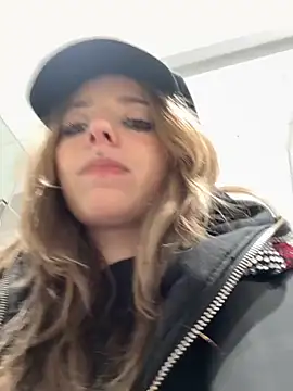 Snapshot of LoraaDoll chatting on November 13, 3:33 pm LoraaDoll online show from November 13, 3:33 pm