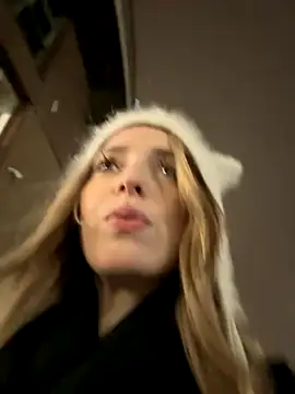 Snapshot of LoraaDoll chatting on November 21, 3:00 pm LoraaDoll online show from November 21, 3:00 pm