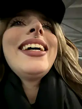 Snapshot of LoraaDoll chatting on November 28, 3:04 pm LoraaDoll online show from November 28, 3:04 pm