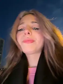 Snapshot of LoraaDoll chatting on December 5, 1:52 pm LoraaDoll online show from December 5, 1:52 pm