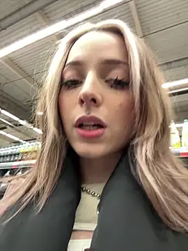 Snapshot of LoraaDoll chatting on December 13, 7:53 pm LoraaDoll online show from December 13, 7:53 pm