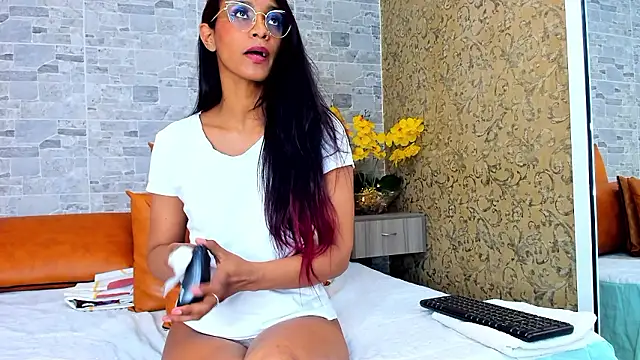 Snapshot of ZoeSmitth chatting on December 3, 2:14 am ZoeSmitth online show from December 3, 2:14 am