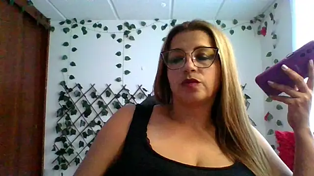 Snapshot of RossanaLionheart chatting on October 3, 10:18 pm RossanaLionheart online show from October 3, 10:18 pm