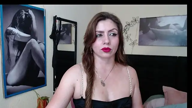 AnthonelaBella online show from April 8, 4:07 pm