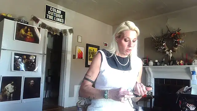 Glamazonx online show from November 10, 5:45 pm