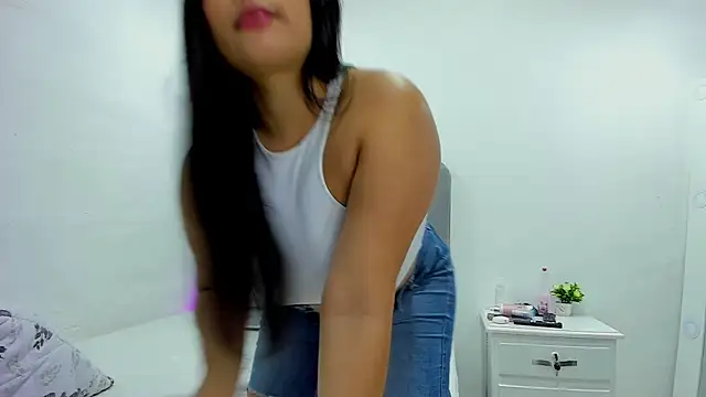 Snapshot of andrea_osorio_ chatting on February 7, 1:43 pm andrea osorio online show from February 7, 1:43 pm