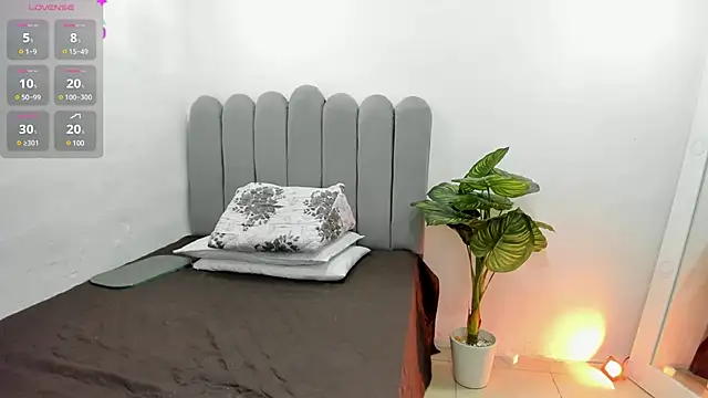 Snapshot of andrea_osorio_ chatting on March 14, 1:35 pm andrea osorio online show from March 14, 1:35 pm