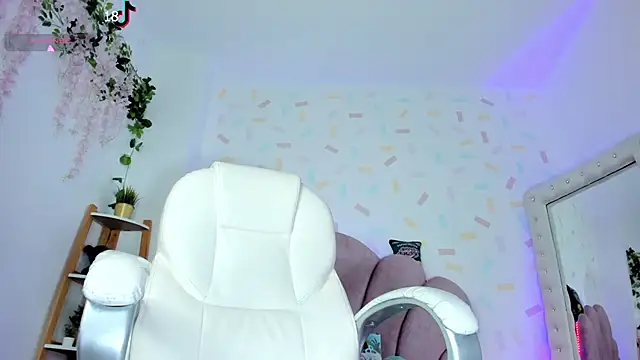 Snapshot of evelyn_evans_1 chatting on February 20, 2:35 pm evelyn evans 1 online show from February 20, 2:35 pm