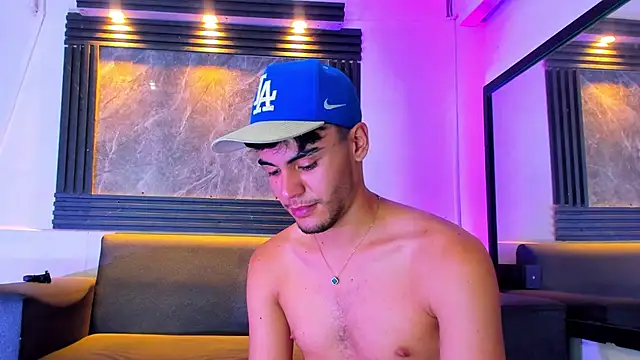 liam genner  online show from November 14, 8:07 pm