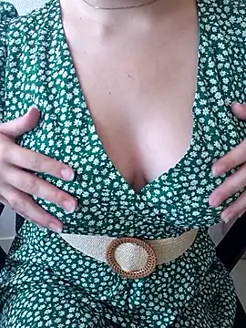 PetiteBrunette4 online show from May 27, 8:33 am