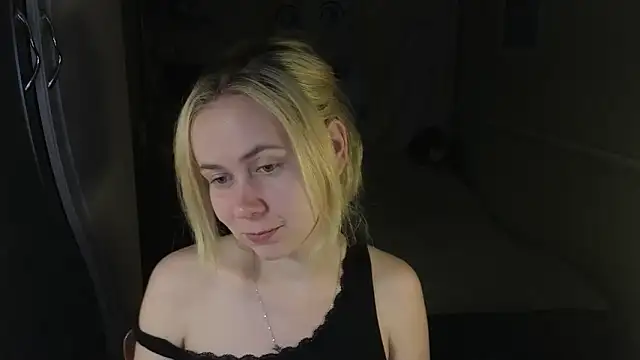 Riley Roo online show from March 5, 6:04 pm