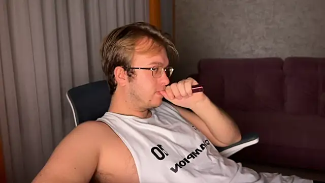 Snapshot of kiopiggy chatting on November 28, 3:53 am kiopiggy online show from November 28, 3:53 am