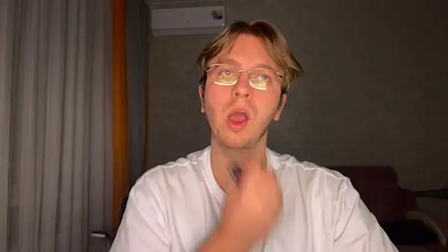 Snapshot of kiopiggy chatting on November 30, 10:03 pm kiopiggy online show from November 30, 10:03 pm