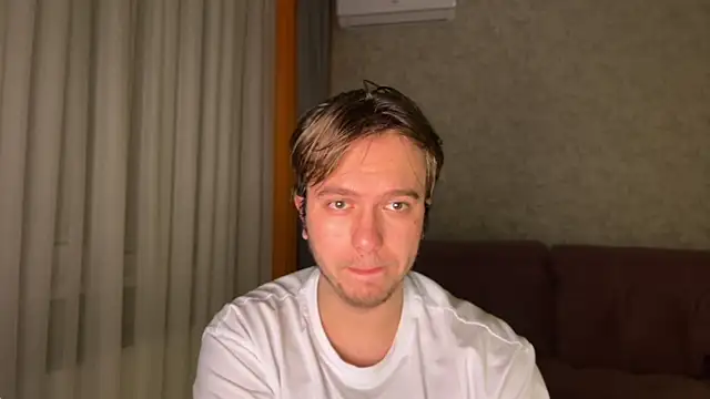 Snapshot of kiopiggy chatting on December 1, 6:57 pm kiopiggy online show from December 1, 6:57 pm